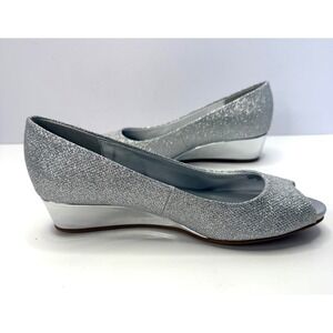 Bandolino Women's Candra Peep Toe Wedge Dress Pumps Silver Size 8.5M NWT/BOX